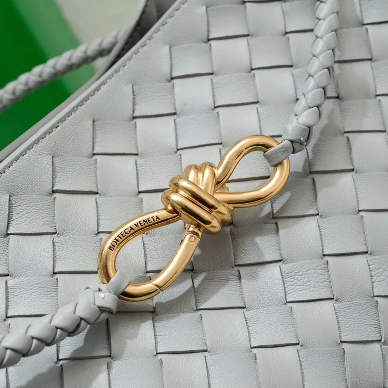 The 2023 new Andiamo batch of 2260 BV has been shipped‼ ️Really popular🔥The new Andiamo woven handbag launched by Bottega Veneta this season is really popular all over the world! ! Celebrities at home and abroad have worn it, and Oscar-winning actress Michelle Yeoh has taken it out on the street. Song Jia, Trai Yara, Yu Feihong, Sanji Ayaka, Rosie Hunting-Whiteley, Yoshioka Riho, etc. have all picked up this bag. It is classic and versatile, showing off its temperament, and the bag capacity is also large, which is very convenient for daily commuting! ! A variety of carrying methods, the shoulder straps can be adjusted by yourself, the original lambskin feels soft and delicate, and the unisex style breaks gender boundaries and brings a more practical and longer-lasting use experience. Andiamo, which has both elegant and casual styles, perfectly interprets the true appearance of "fashionable old money style". Style number: 8463 Size: 32*24*12